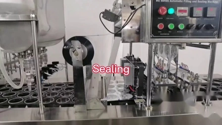 Automatische Maschine zum Füllen und Verschließen von Joghurtbechern
